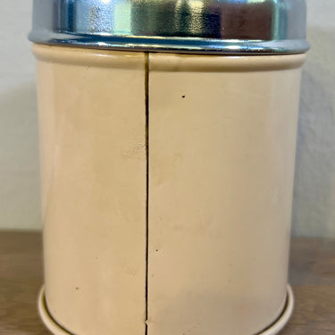 Voorraadblik - klein model - Brabantia Nederland - uitgevoerd in kleur tussen zalmroze en crème (of verkleurd?) - opschrift in Frans GIROFLE