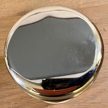 Voorraadblik - klein model - Brabantia Nederland - uitgevoerd in kleur tussen zalmroze en crème (of verkleurd?) - opschrift in Frans GIROFLE