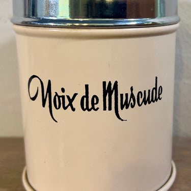 Voorraadblik - klein model - Brabantia Nederland - uitgevoerd in kleur tussen zalmroze en crème (of verkleurd?) - opschrift in Frans NOIX DE MUSCUDE