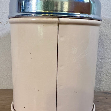 Voorraadblik - klein model - Brabantia Nederland - uitgevoerd in kleur tussen zalmroze en crème (of verkleurd?) - opschrift in Frans NOIX DE MUSCUDE