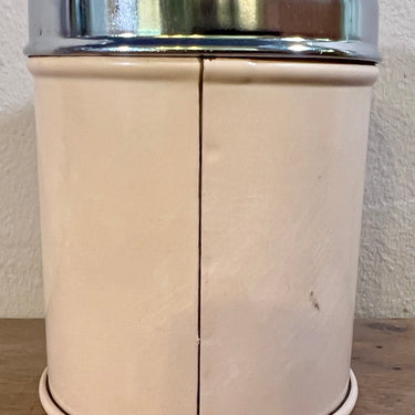 Voorraadblik - klein model - Brabantia Nederland - uitgevoerd in kleur tussen zalmroze en crème (of verkleurd?) - opschrift in Frans CANELLE