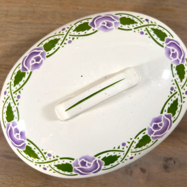 Zeepbak - Societe Ceramique Maestricht - décor met paars gekleurde rozen en groene bladeren