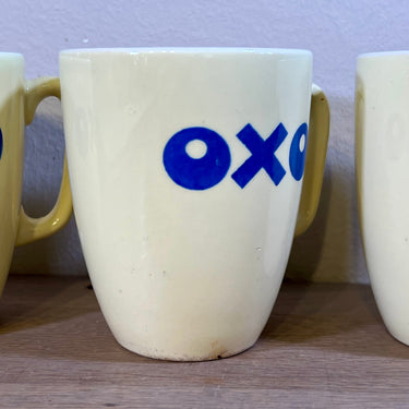 Soepmok / Soepbeker - ongemerkt (waarschijnlijk Boch) - uitgevoerd in geel pastel kleur met blauwe letters OXO