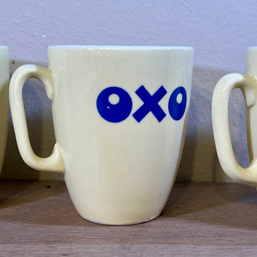 Soepmok / Soepbeker - ongemerkt (waarschijnlijk Boch) - uitgevoerd in geel pastel kleur met blauwe letters OXO
