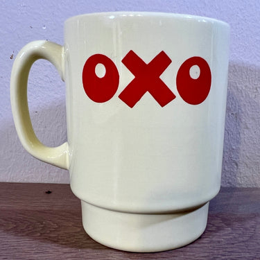 Soepmok / Soepbeker - ongemerkt - uitgevoerd in geel pastel kleur met rode letters OXO