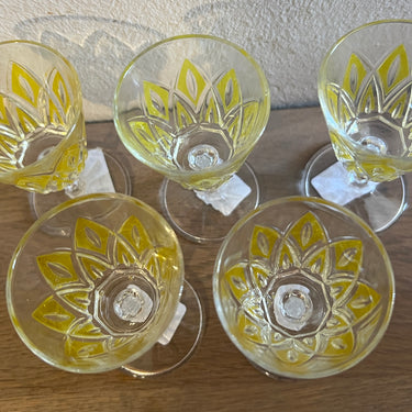 Liqueur glass / Shot glass on foot - VMC Reims (Verreries Mècaniques Champenoises) - Harlequin in yellow