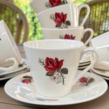 Tasse und Untertasse - Boch Frères - POMPADOUR-Dekor mit roten Rosen und weißen Blumen - VEDETTE-Form