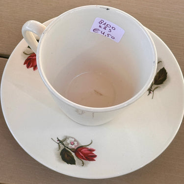 Tasse und Untertasse - Boch Frères - POMPADOUR-Dekor mit roten Rosen und weißen Blumen - VEDETTE-Form