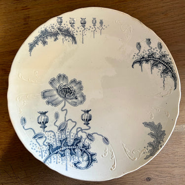 Tazza / Presenteerschaal - op lage voet - Societe Ceramique Maestricht - décor MORPHÉE uitgevoerd in grijs-blauw