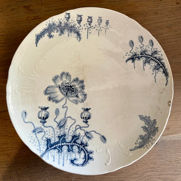 Tazza / Presenteerschaal - op lage voet - Societe Ceramique Maestricht - décor MORPHÉE uitgevoerd in grijs-blauw