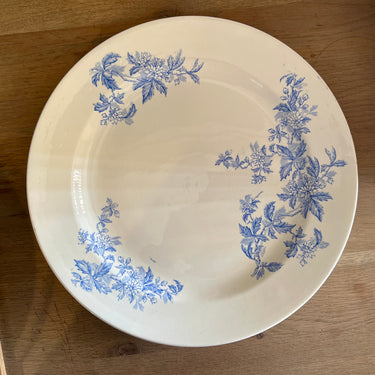Schaal / Serveerschaal - plat, groot rond, model - Societe Ceramique Maestricht - décor AURORE uitgevoerd in lichtblauw