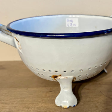 Vergiet - kleiner model - wit emaille met blauwe rand en sierlijke voetjes