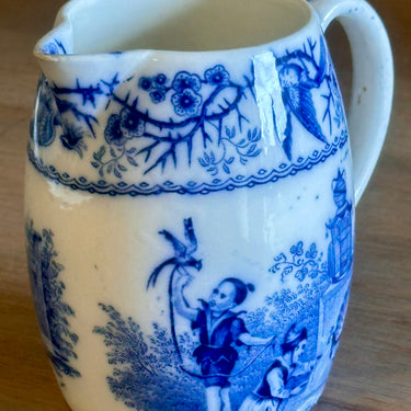 Kan / Melkkan - gemerkt met een A. - décor met Chinese kinderen/pauw/paradijsvogel ea. - blauw/wit transferware