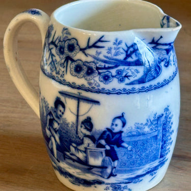 Kan / Melkkan - gemerkt met een A. - décor met Chinese kinderen/pauw/paradijsvogel ea. - blauw/wit transferware