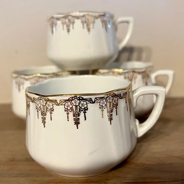Koffiekop - soort mok-model - Societe Ceramique Maestricht - décor met goudkleurige versiering aan de bovenrand