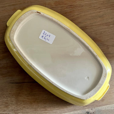 Ovenschaal - klein rechthoekig model - ongemerkt (waarschijnlijk Villeroy &amp; Boch?) - uitgevoerd in geel met crème gekleurde binnenzijde