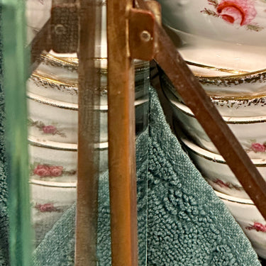 Picture frame / Photo frame - with a bow on top and thick glass with a polished edge - metal, brass?, standard with ball feet and bow