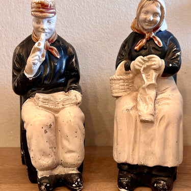 Boekensteunen set van 2 - gemaakt in gips met lezende boer en boerin met handwerk