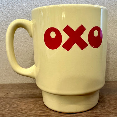 Soepbeker / Mok - ongemerkt - opschrift OXO in rode letters op pastelgele achtergrond