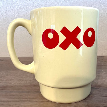 Soepbeker / Mok - ongemerkt - opschrift OXO in rode letters op pastelgele achtergrond
