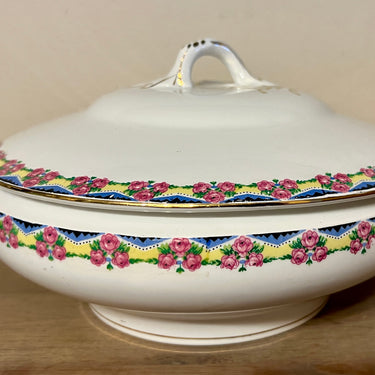 Terrine / Deckelschale – flaches Modell – Boch La Louvière – Form PARIS – Dekor mit rosa Rosen und einer gelb-blau-grünen Girlande am Rand