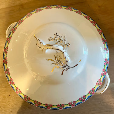 Terrine / Deckelschale – flaches Modell – Boch La Louvière – Form PARIS – Dekor mit rosa Rosen und einer gelb-blau-grünen Girlande am Rand