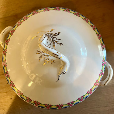 Terrine/Deckelschale - Boch La Louvière - Form PARIS - Dekor mit rosa Rosen und einer gelb-blau-grünen Girlande am Rand.