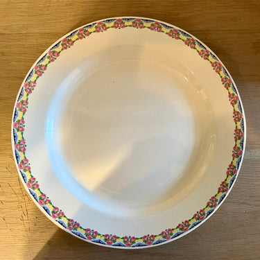Schale/Teller – größer, rund, Modell – Boch La Louvière – Form PARIS – Dekor mit rosa Rosen und einer gelb-blau-grün gefärbten Girlande am Rand.