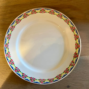 Frühstücksteller / Dessertteller - Boch La Louvière - Form PARIS - Dekor mit rosa Rosen und einer gelb-blau-grünen Girlande am Rand