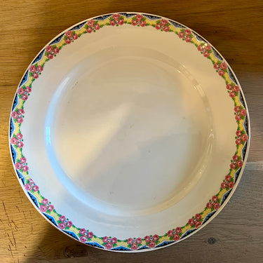 Speiseteller / Essteller - Boch La Louvière - Form PARIS - Dekor mit rosa Rosen und einer gelb-blau-grünen Girlande am Rand