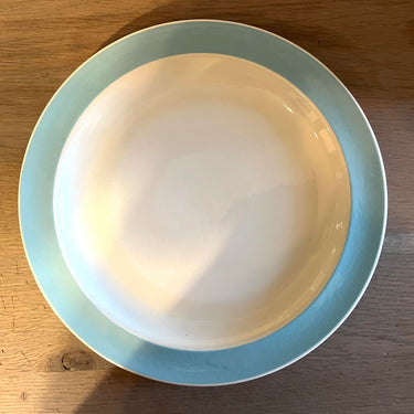 Speiseteller / Essteller - Boch Keralux - Dekor mit einem pastellblauen Rand