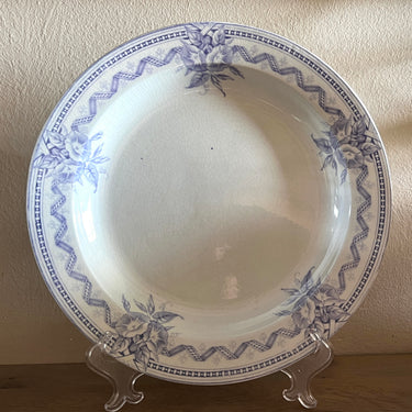 Schaal / Bord - groter, rond en iets hoger, model - ongemerkt (waarschijnlijk Engels) - voorzien van naam ALEXANDRA (décor of vorm) en uitgevoerd in lila/paars
