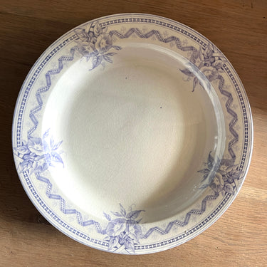 Schaal / Bord - groter, rond en iets hoger, model - ongemerkt (waarschijnlijk Engels) - voorzien van naam ALEXANDRA (décor of vorm) en uitgevoerd in lila/paars