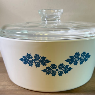 Dekschaal / Ovenschaal - Pyroflam Electro - rond model met glazen deksel en décor van blauwe bladeren/korenbloemen