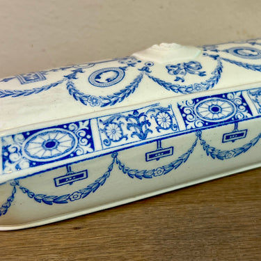 Kammenbak - blindmerk in wybervorm (Engels?) - décor in blauw met guirlandes