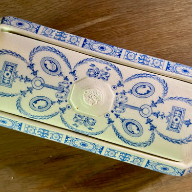 Kammenbak - blindmerk in wybervorm (Engels?) - décor in blauw met guirlandes