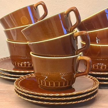 Tasse und Untertasse – Digoin Sarreguemines, Frankreich – braun mit gelbem Innenraum und Reliefrand