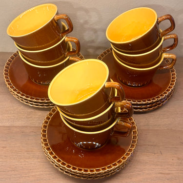 Tasse und Untertasse – Digoin Sarreguemines, Frankreich – braun mit gelbem Innenraum und Reliefrand