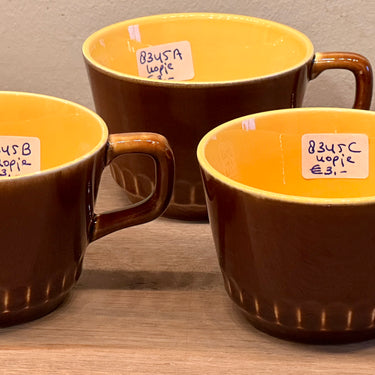 Tasse (ohne Untertasse) – Digoin Sarreguemines, Frankreich – braun mit gelbem Innenraum und Reliefrand