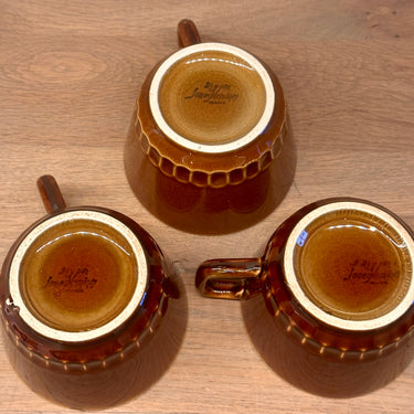 Tasse (ohne Untertasse) – Digoin Sarreguemines, Frankreich – braun mit gelbem Innenraum und Reliefrand