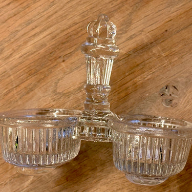 Peper- en zout vaatje uitgevoerd in blank, geperst, glas - handgreep in het midden - ongemerkt