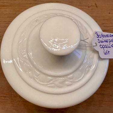 Sugar bowl / Bonbonnière - unmarked - made of white opaline glass with relief
