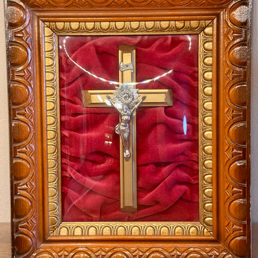 Zogenaamde 'Bolle Jezus' - ingekaderd kruisbeeld onder bol/gebombeerd glas - houten lijst - gevat in een fluwelen roze/rode ondergrond