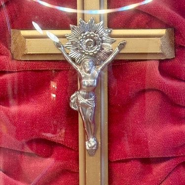 Zogenaamde 'Bolle Jezus' - ingekaderd kruisbeeld onder bol/gebombeerd glas - houten lijst - gevat in een fluwelen roze/rode ondergrond