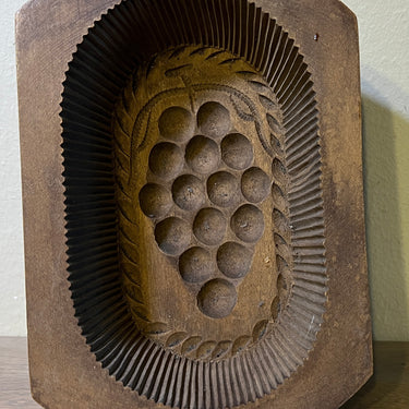 Butterform – Holzmodell mit Griff – Abbildung einer Weintraube am Boden