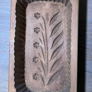 Botervorm - lager houten model - afbeelding van een bloem in de bodem