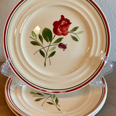 Dessertteller / Gebäckteller - Boch - Dekoration mit einer handgemalten Rose in Dunkelrot und einer kleineren Rosenknospe in Flieder/Violett