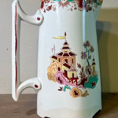 Waterkan / Melkkan / Kan - Opaque de Sarreguémines - uitgevoerd met Oosters décor waarop gebouw en bloesemtakken