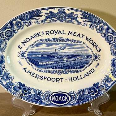 Advertentieschaal / Schaal - ovaal model - Société Céramique Maestricht - blauw-wit décor met opschrift 'E. Noack's Royal Meat Works Amersfoort Holland'