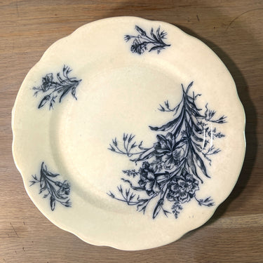Dinerbord / Eetbord - Aux Lions de Faience Paris - decor met vloeiblauwe anjers en golvende rand
